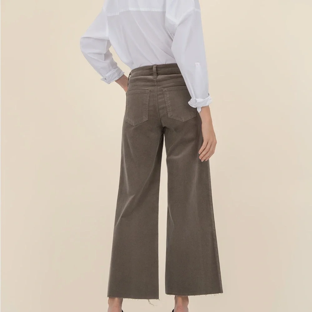 Kut from the Kloth Meg Corduroy




Meg Corduroy High Rise Wide Leg - Picture 7 of 10
